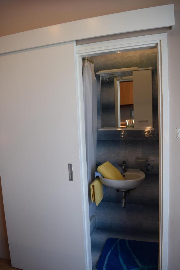 Apartments With A Parking Space Rab - 12383 Banjol Bagian luar foto