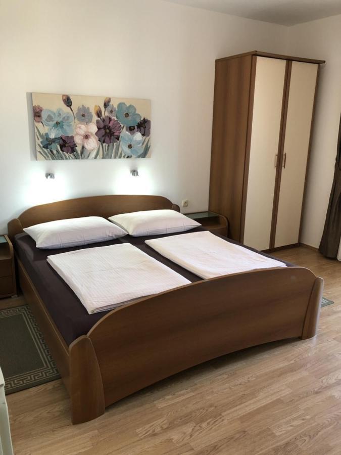Apartments With A Parking Space Rab - 12383 Banjol Bagian luar foto